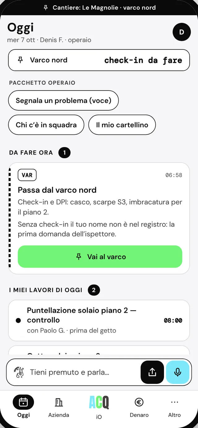 Denis F. · operaio di cantiere · Il varco con i DPI, i lavori di oggi, la squadra. Costi e avanzamenti non li vede: non sono il suo lavoro.